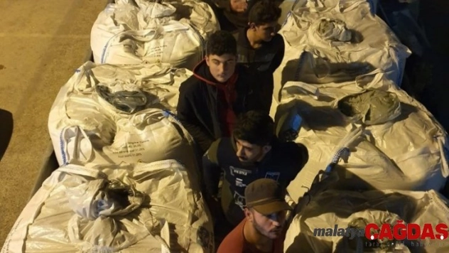 Kaçak göçmenler için tır dorselerinin altına özel giriş, çıkış yapmışlar