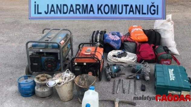 Kaçak kazı yaparken jandarmaya yakalandılar