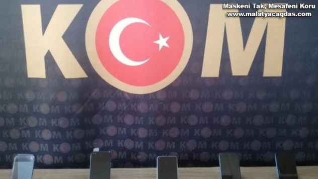 Kaçak telefonları satamadan yakalandı