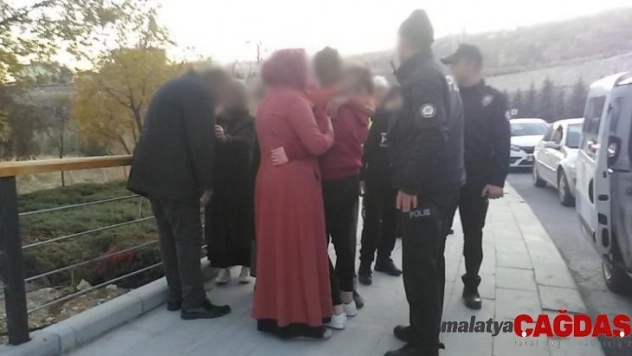 Kaçırılıp arabadan atılan genç kız ailesini görünce gözyaşlarını tutamadı