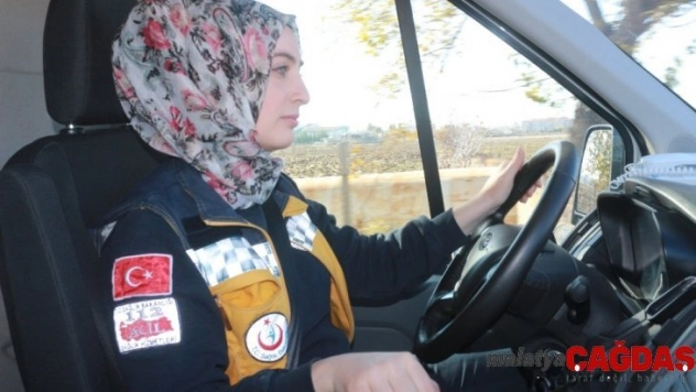 Kadın ambulans şoförü yollara ve zamana meydan okuyor