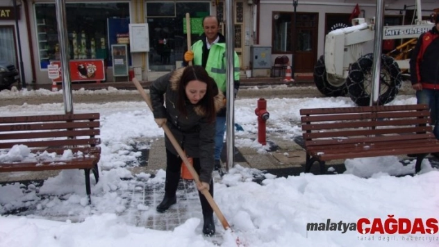 Kadın belediye başkanı eline küreği alıp kar kürüdü