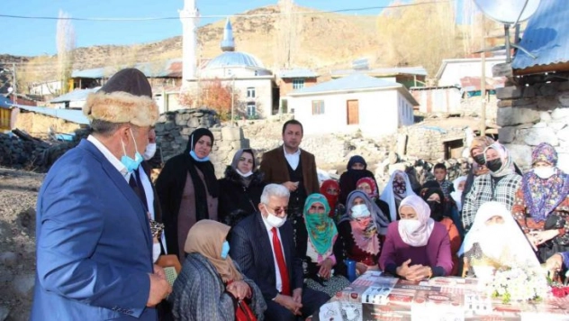 Kadın çiftçiler kadın vekilden süt sağım makinesi istedi