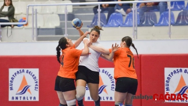 Kadın hentbol takımı haftayı galip bitirdi