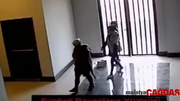 Kadın hırsızlar önce kameraya, sonra polise yakalandı