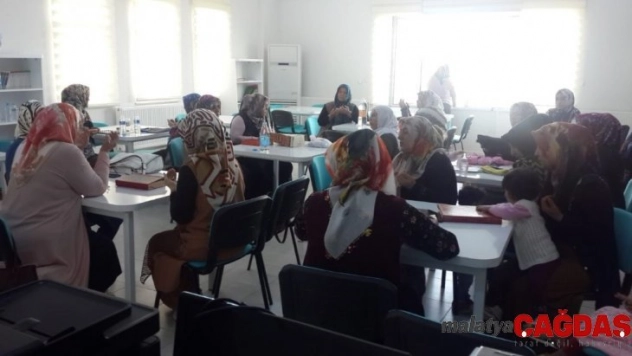 Kadın kursiyerler Mehmetçik için hatim indirdi