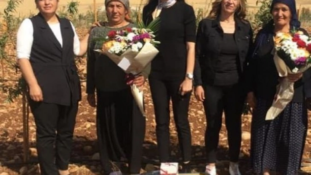 Kadın mühendisler kadın çiftçilere tarlada çiçek takdim etti