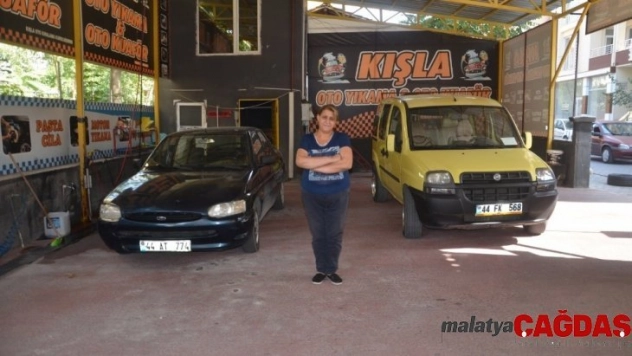 Kadın oto yıkamacı erkeklere taş çıkartıyor