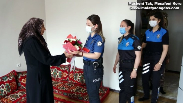 Kadın polislerden şehit annesine 'Anneler Günü' ziyareti