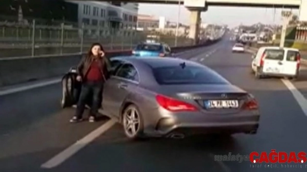 Kadın sürücü karayolunda otobüsünün önünü kesti, yolu trafiğe kapattı