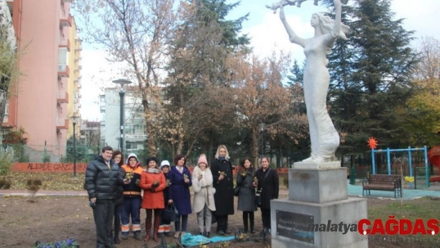 Kadına karşı şiddete çiçekle dikkat çekildi