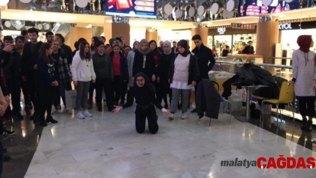 Kadına yönelik şiddeti canlandırdılar, linç edilmekten zor kurtuldular