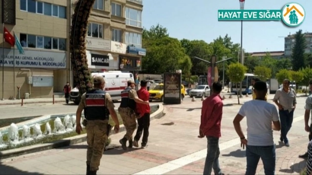 Kadını darp eden şahıs, o sırada geçen jandarma tarafından yakalandı