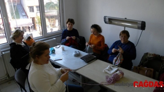 Kadınlar çocuklar için örgü ördü