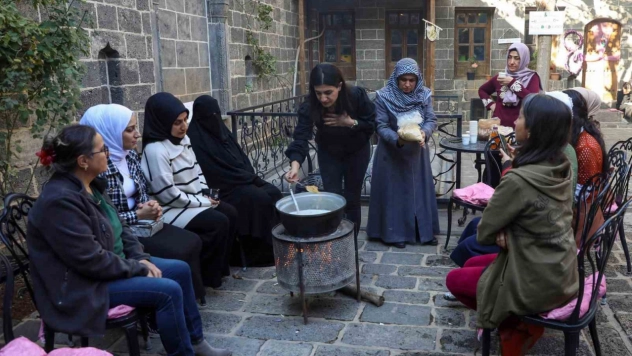 Kadınlar doğal şifa karışımlarını öğreniyor