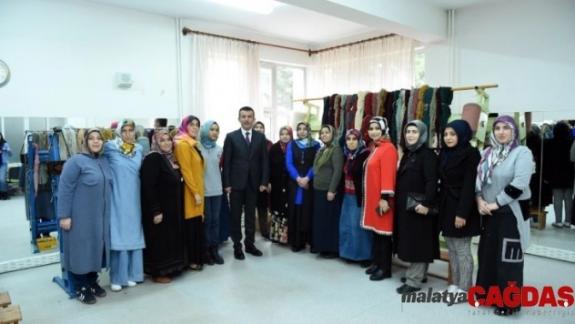 Kadınlar dokudukları halılarla ev ekonomisine katkı sağlıyor