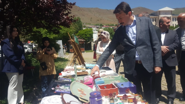 Kadınların hazırladığı el sanatları sergisi açıldı