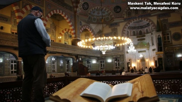 Kadir Gecesi'nde eller semaya açıldı