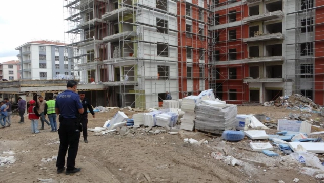 Kafasına malzeme düşen işçi yaralandı