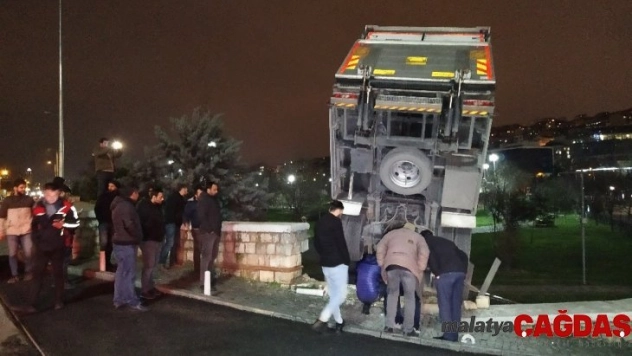 Kağıthane'de kamyonet istinat duvarında askıda kaldı
