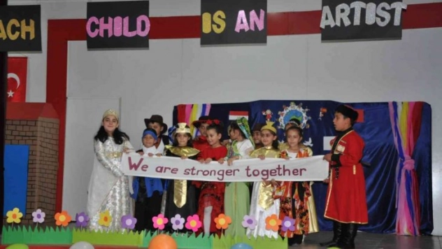 Kağızman'da öğrenciler ingilizce gösteri yaptı