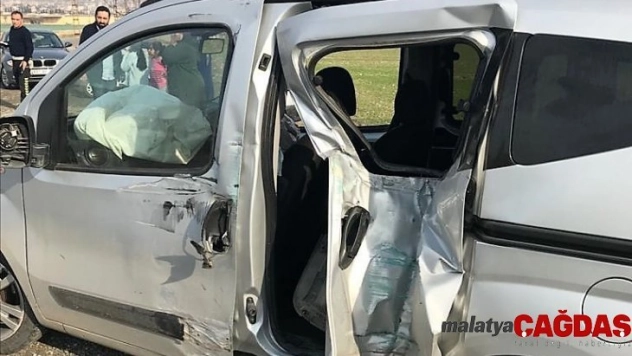 Kahramanmaraş'ta hafif ticari araç bariyerlere çarptı: 1 ölü