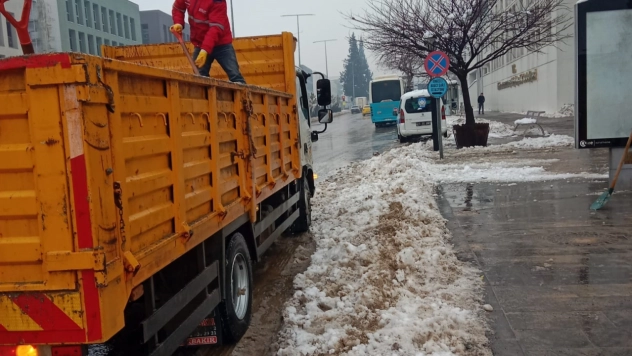 Kahramanmaraş'ta karla mücadele sürüyor