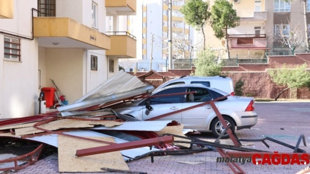 Kahramanmaraş'ta şiddetli rüzgar çatıları uçurdu, ağaçları yerinden söktü