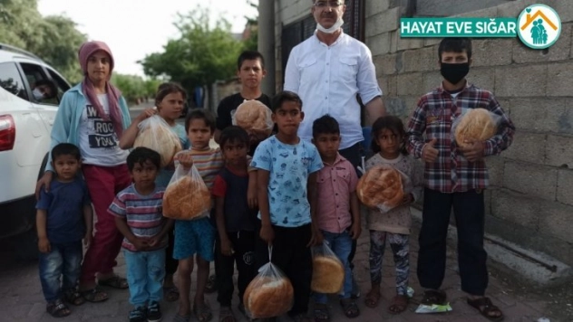 Kahta'da 3 öğretmen her gün bedava pide dağıtıyor