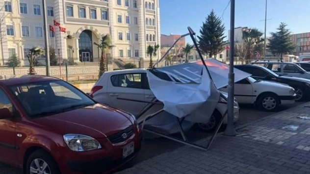 Kahta'da fırtına hayatı olumsuz etkiledi