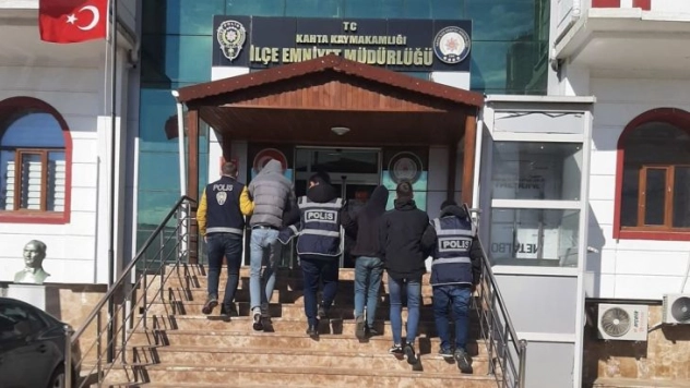 Kahta'daki ev hırsızları tutuklandı