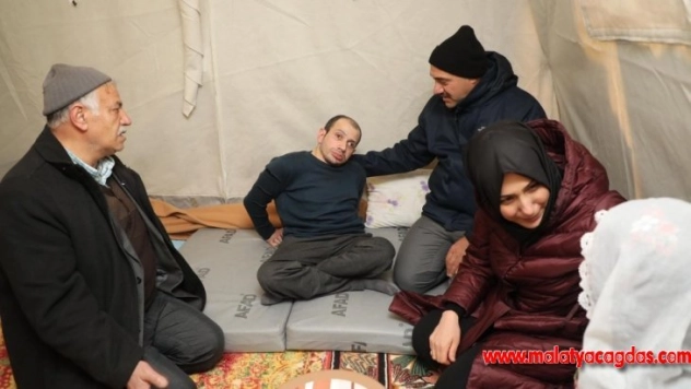 Kaldırım çifti, çadırda kalan depremzedeleri ziyaret etti