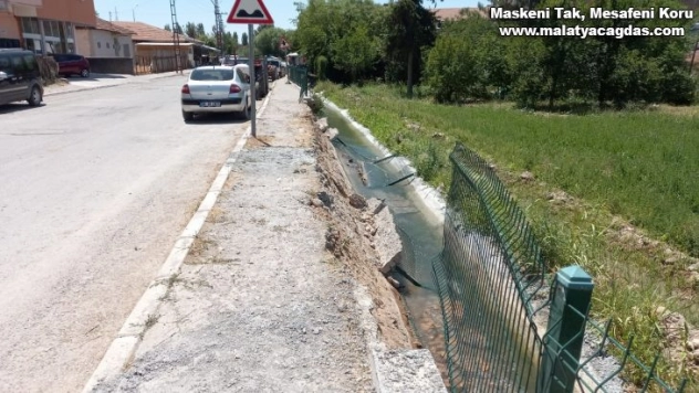 Kaldırım çöktü, tehlike ucuz atlatıldı