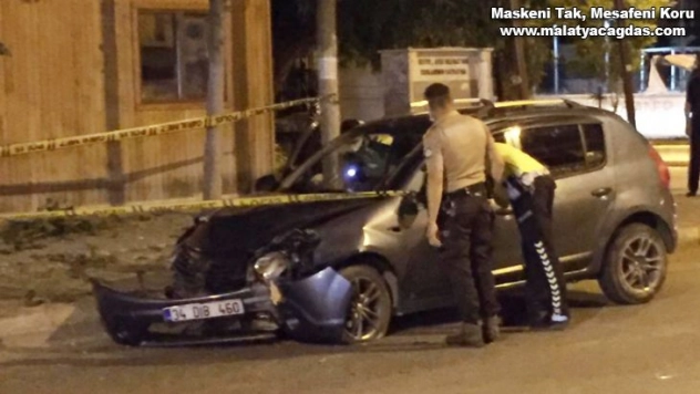 Kaldırıma çıkarak takla atan otomobilin sürücüsü yaralandı