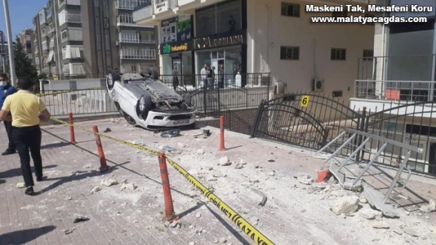 Kaldırımda yürüyen kıza otomobil çarptı