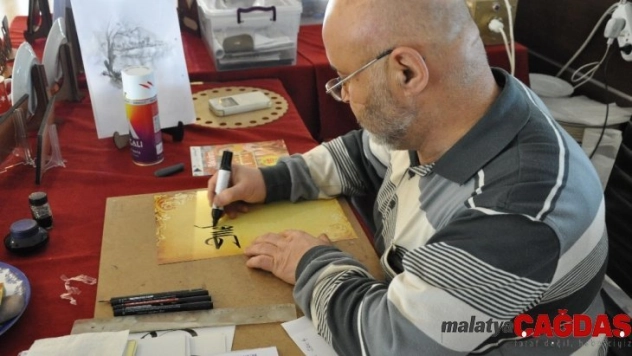 Kaligrafi sanatını Kütahya'nın sembolü çini tabaklar üzerinde sergiliyor