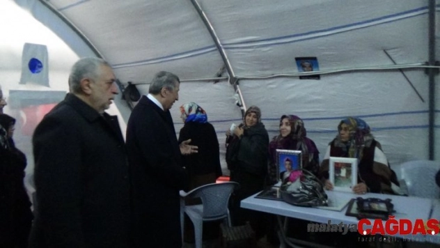 Kamu Görevlileri Etik Kurulu'ndan HDP önündeki ailelere ziyaret