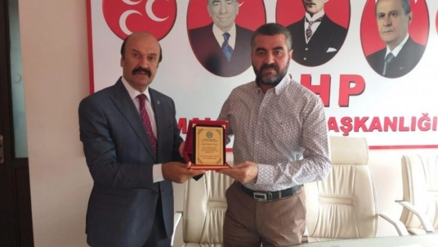 Kamu-Sen'den MHP'ye teşekkür plaketi