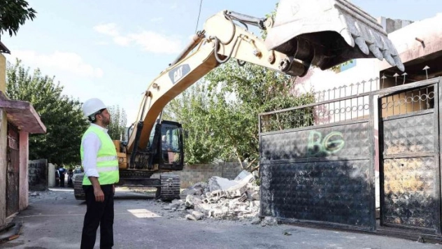 Kamulaştırılan binalar tek tek yıkılıyor