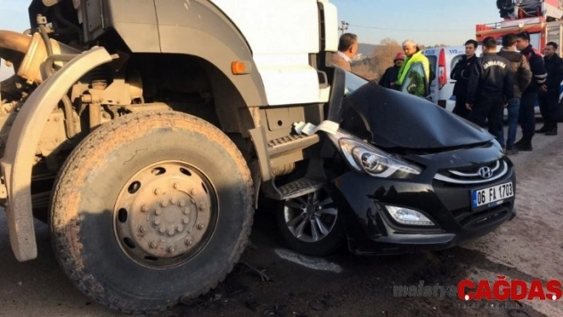Kamyon ile otomobil çarpıştı: 1 yaralı