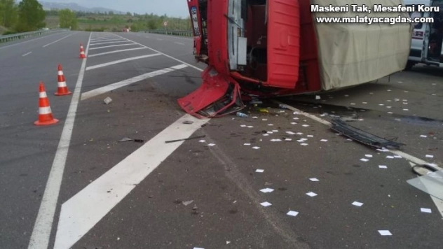 Kamyon ile otomobil çarpıştı, 6 yaralı