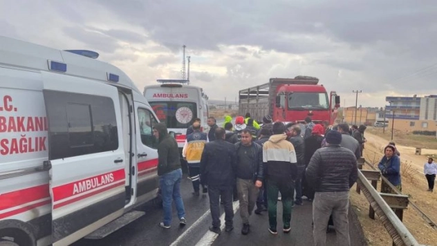 Kamyon ile otomobil çarpıştı: 6 yaralı