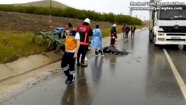 Kamyon ile traktör çarpıştı: 1 ölü