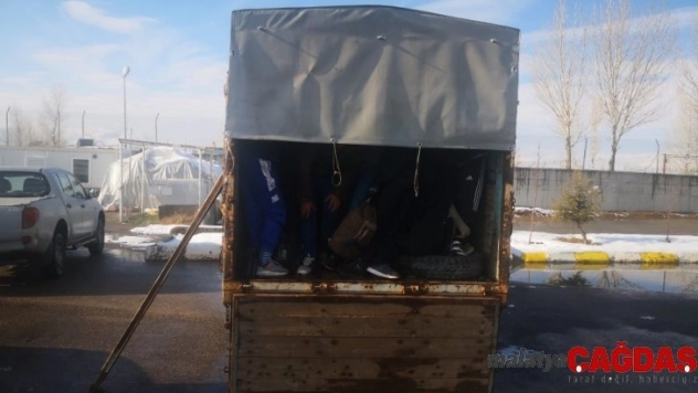 Kamyon kasasında 63 kaçak göçmen yakalandı