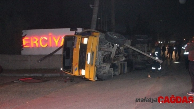 Kamyon yüksek gerilim direğine çarptı, bölge elektriksiz kaldı