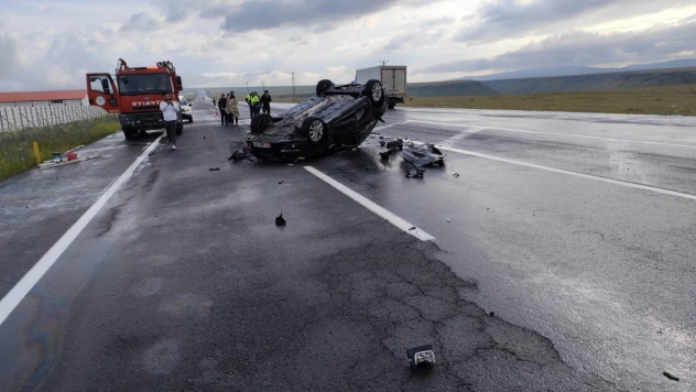 kamyona çarpan otomobildeki 2 kişi yaralandı