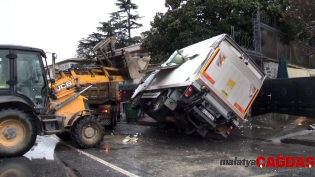 Kamyonda taşınan sac yol kenarındaki kamyonete ok gibi saplandı