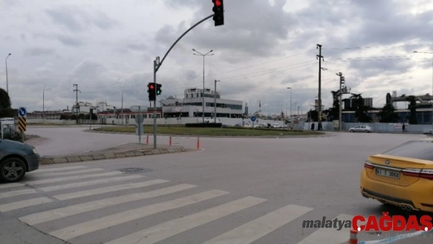 Kamyondan fırlayan tekerlek trafikte onlarca metre böyle gitti