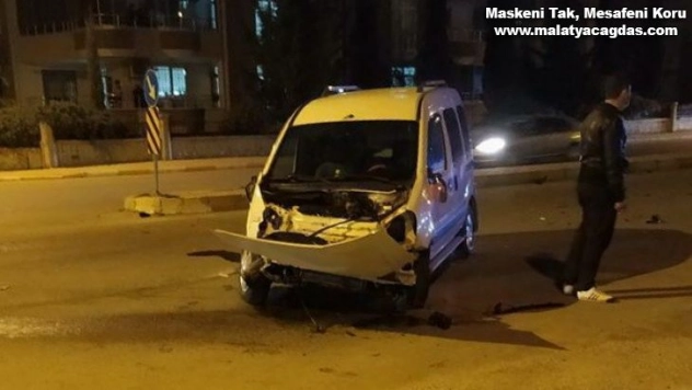 Kamyonet ile hafif ticari araç çarpıştı: 2 yaralı