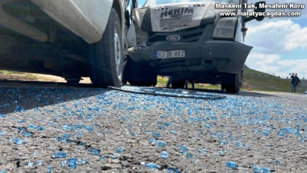 Kamyonet ile minibüs çarpıştı: 2 yaralı